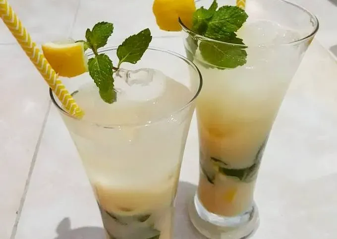 Iced Lemonade, Lychee Mojito, Infused Water, Es Semangka Susu, Yakult Mojito, Es Kuwut, Strawberry Matcha Almond Latte, Es Kopi Float, Es Timun Jeruk Nipis, Oreo Smoothies, Es Jelly Cappucino, Choco Ice Blend, Brown Sugar Boba Milk Tea, Cincau Milk Tea, Matcha Cheese Tea, Lychee Tea, Mango Lessi, Lemon Squash, Es Susu Regal, Korean Strawberry Milk