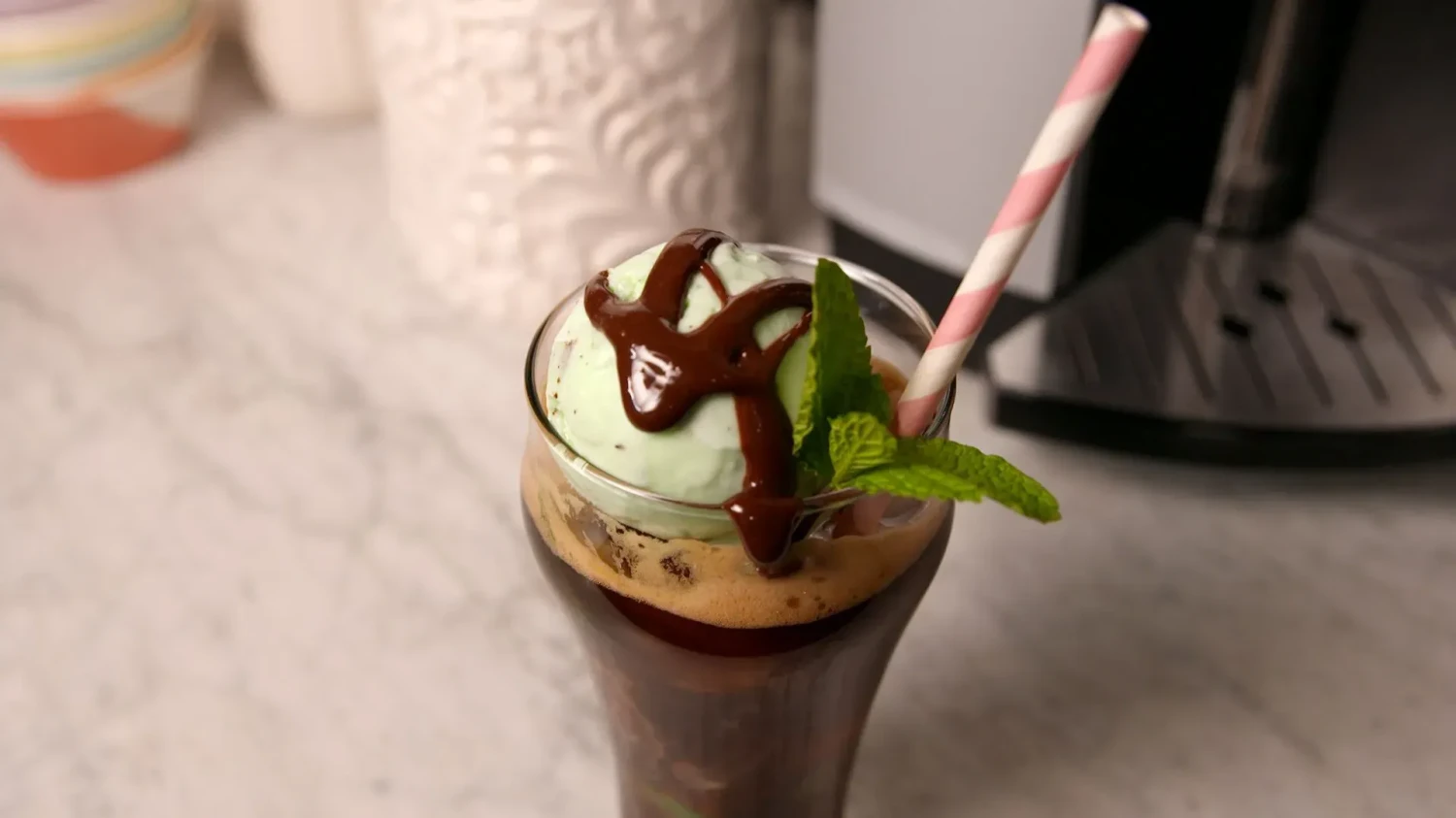 Iced Lemonade, Lychee Mojito, Infused Water, Es Semangka Susu, Yakult Mojito, Es Kuwut, Strawberry Matcha Almond Latte, Es Kopi Float, Es Timun Jeruk Nipis, Oreo Smoothies, Es Jelly Cappucino, Choco Ice Blend, Brown Sugar Boba Milk Tea, Cincau Milk Tea, Matcha Cheese Tea, Lychee Tea, Mango Lessi, Lemon Squash, Es Susu Regal, Korean Strawberry Milk