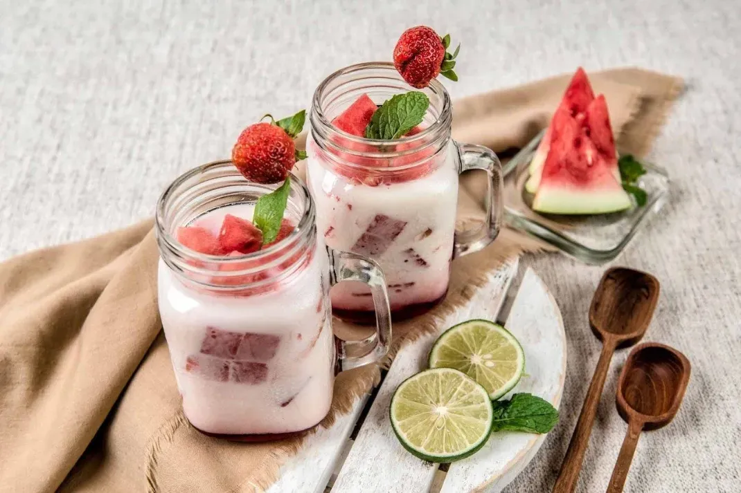 Iced Lemonade, Lychee Mojito, Infused Water, Es Semangka Susu, Yakult Mojito, Es Kuwut, Strawberry Matcha Almond Latte, Es Kopi Float, Es Timun Jeruk Nipis, Oreo Smoothies, Es Jelly Cappucino, Choco Ice Blend, Brown Sugar Boba Milk Tea, Cincau Milk Tea, Matcha Cheese Tea, Lychee Tea, Mango Lessi, Lemon Squash, Es Susu Regal, Korean Strawberry Milk