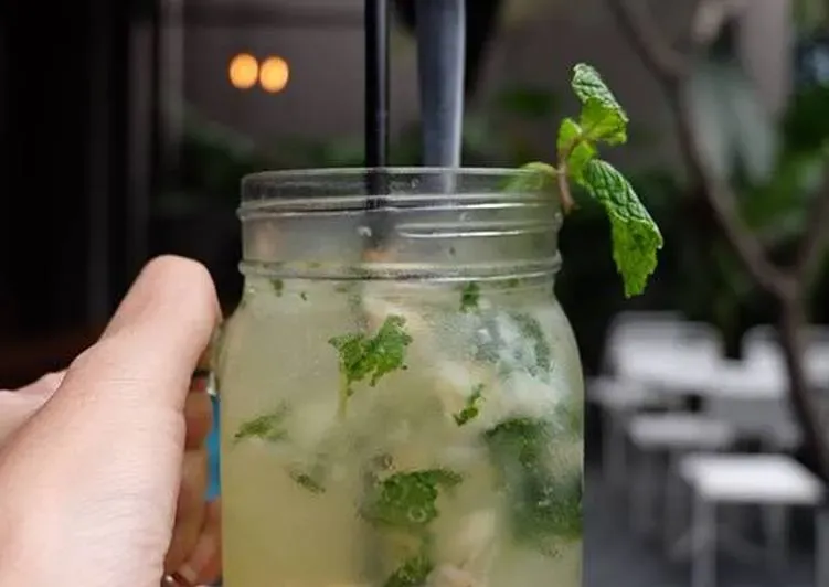 Iced Lemonade, Lychee Mojito, Infused Water, Es Semangka Susu, Yakult Mojito, Es Kuwut, Strawberry Matcha Almond Latte, Es Kopi Float, Es Timun Jeruk Nipis, Oreo Smoothies, Es Jelly Cappucino, Choco Ice Blend, Brown Sugar Boba Milk Tea, Cincau Milk Tea, Matcha Cheese Tea, Lychee Tea, Mango Lessi, Lemon Squash, Es Susu Regal, Korean Strawberry Milk