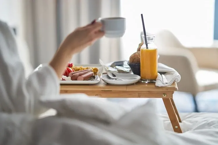 Arti Staycation, Trend Staycation di Indonesia, Manfaat Staycation, Rekomendasi Aktivitas saat Staycation, Staycation Nyaman di Karawaci