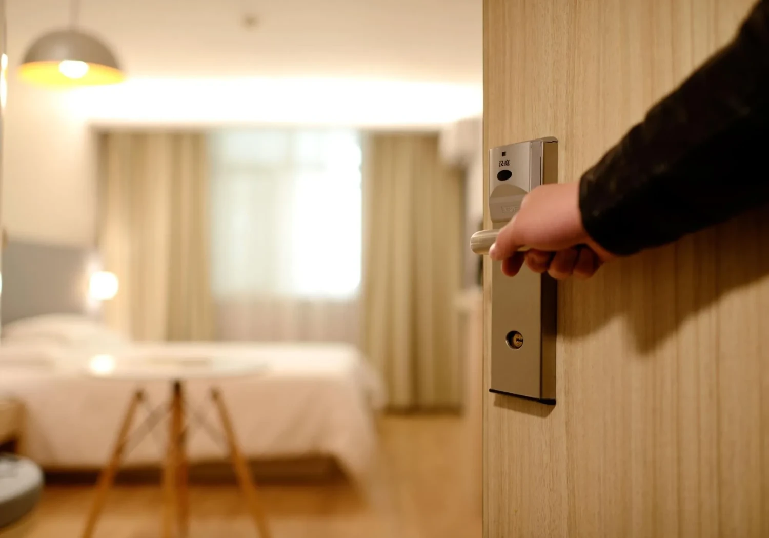 Arti Staycation, Trend Staycation di Indonesia, Manfaat Staycation, Rekomendasi Aktivitas saat Staycation, Staycation Nyaman di Karawaci