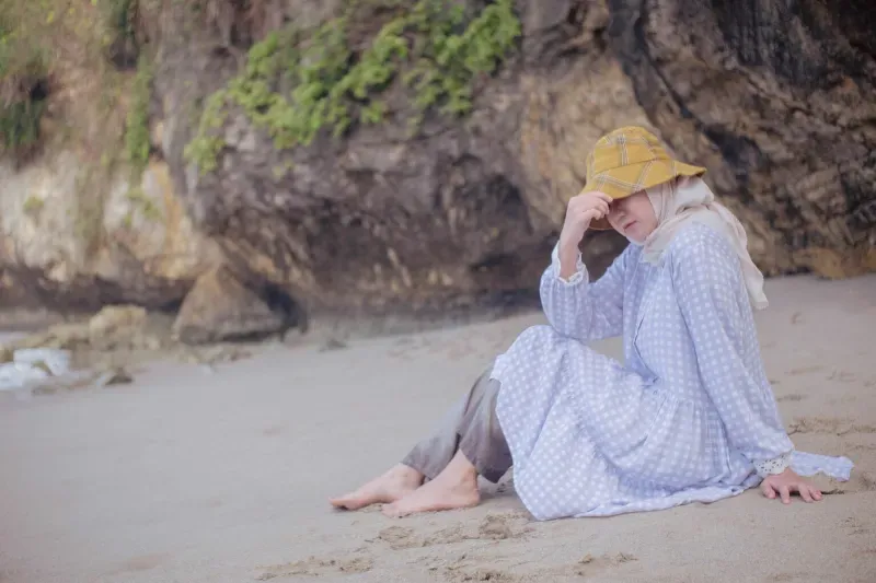 Sundress, Kemeja dan Celana Pendek, Long Outer Warna Netral, Topi Lebar, Tank Top dan Rok, Dress Terusan Simpel, Jumpsuit, Kaus Oversized dan Celana Pendek, Cardigan Bohemian, Rok Motif, Two Piece Off Shoulder Dress, Kulot Putih, Maxi Dress Motif Floral