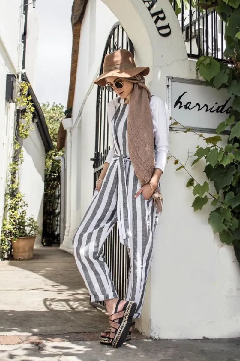 Sundress, Kemeja dan Celana Pendek, Long Outer Warna Netral, Topi Lebar, Tank Top dan Rok, Dress Terusan Simpel, Jumpsuit, Kaus Oversized dan Celana Pendek, Cardigan Bohemian, Rok Motif, Two Piece Off Shoulder Dress, Kulot Putih, Maxi Dress Motif Floral