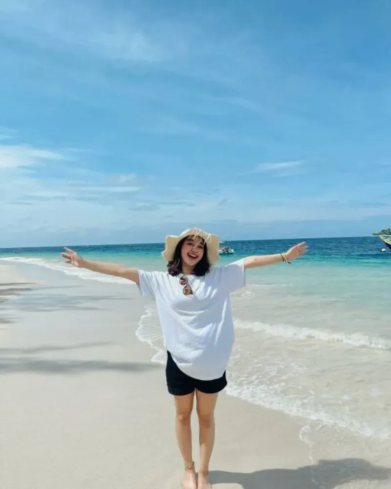 Sundress, Kemeja dan Celana Pendek, Long Outer Warna Netral, Topi Lebar, Tank Top dan Rok, Dress Terusan Simpel, Jumpsuit, Kaus Oversized dan Celana Pendek, Cardigan Bohemian, Rok Motif, Two Piece Off Shoulder Dress, Kulot Putih, Maxi Dress Motif Floral