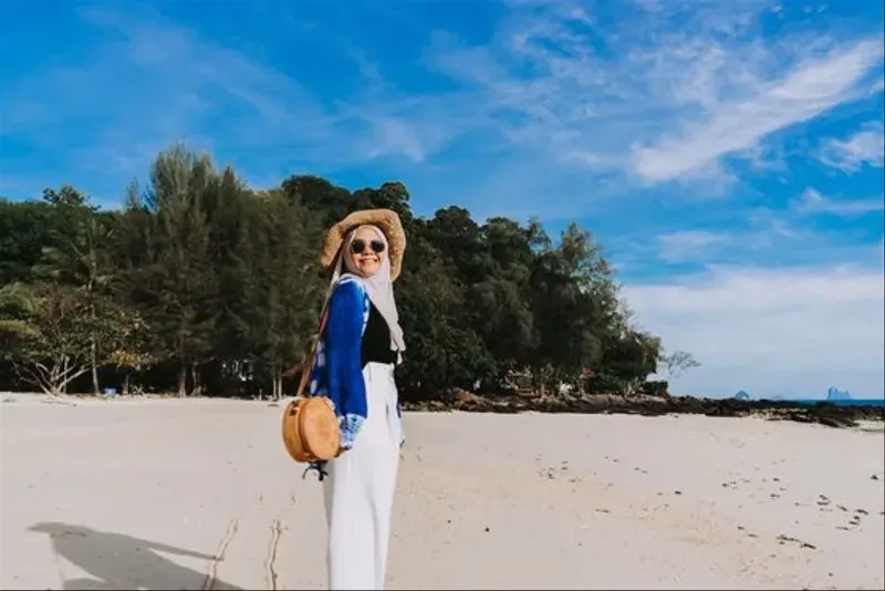 Sundress, Kemeja dan Celana Pendek, Long Outer Warna Netral, Topi Lebar, Tank Top dan Rok, Dress Terusan Simpel, Jumpsuit, Kaus Oversized dan Celana Pendek, Cardigan Bohemian, Rok Motif, Two Piece Off Shoulder Dress, Kulot Putih, Maxi Dress Motif Floral