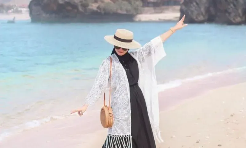 Sundress, Kemeja dan Celana Pendek, Long Outer Warna Netral, Topi Lebar, Tank Top dan Rok, Dress Terusan Simpel, Jumpsuit, Kaus Oversized dan Celana Pendek, Cardigan Bohemian, Rok Motif, Two Piece Off Shoulder Dress, Kulot Putih, Maxi Dress Motif Floral