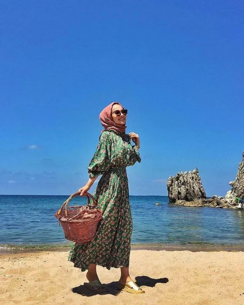 Sundress, Kemeja dan Celana Pendek, Long Outer Warna Netral, Topi Lebar, Tank Top dan Rok, Dress Terusan Simpel, Jumpsuit, Kaus Oversized dan Celana Pendek, Cardigan Bohemian, Rok Motif, Two Piece Off Shoulder Dress, Kulot Putih, Maxi Dress Motif Floral