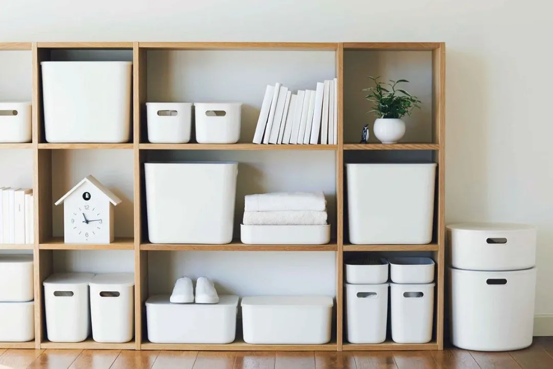 Meningkatkan Kesehatan Mental, Meningkatkan Produktivitas, Menghemat Waktu dan Uang, Menciptakan Lingkungan Berkelanjutan, Tetapkan Tujuan Decluttering, Buat Rencana dan Jadwal, Pilah Dokumen yang Penting, Mulai Decluttering dari Kamar Tidur, Bagi Barang Menjadi 3 Kategori, Evaluasi Barang dengan Bijak, Gunakan Wadah Penyimpanan Tertutup, Lakukan Decluttering Secara Rutin, Hindari Sikap Konsumtif