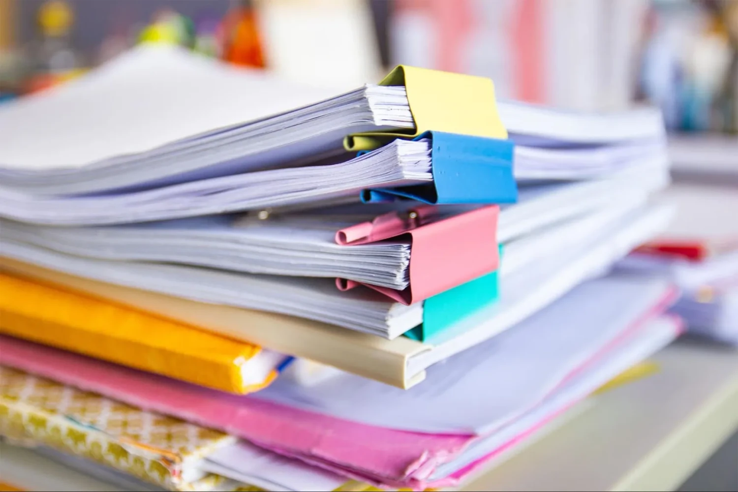 Meningkatkan Kesehatan Mental, Meningkatkan Produktivitas, Menghemat Waktu dan Uang, Menciptakan Lingkungan Berkelanjutan, Tetapkan Tujuan Decluttering, Buat Rencana dan Jadwal, Pilah Dokumen yang Penting, Mulai Decluttering dari Kamar Tidur, Bagi Barang Menjadi 3 Kategori, Evaluasi Barang dengan Bijak, Gunakan Wadah Penyimpanan Tertutup, Lakukan Decluttering Secara Rutin, Hindari Sikap Konsumtif