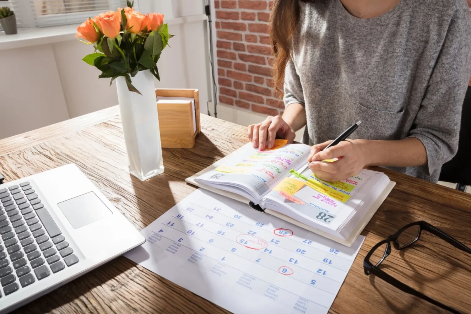 Meningkatkan Kesehatan Mental, Meningkatkan Produktivitas, Menghemat Waktu dan Uang, Menciptakan Lingkungan Berkelanjutan, Tetapkan Tujuan Decluttering, Buat Rencana dan Jadwal, Pilah Dokumen yang Penting, Mulai Decluttering dari Kamar Tidur, Bagi Barang Menjadi 3 Kategori, Evaluasi Barang dengan Bijak, Gunakan Wadah Penyimpanan Tertutup, Lakukan Decluttering Secara Rutin, Hindari Sikap Konsumtif