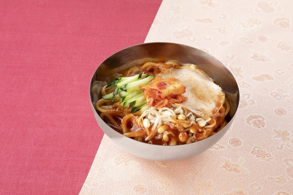 ◆「マシッソ！韓国イチ推しグルメ」第1弾商品ラインアップ, 【おにぎり・お弁当】, ・牛肉入り韓国味噌おむすびテンジャンチゲ仕立て, ・デジクッパ 豚白湯スープごはん, ・スップルグイチキン丼 韓国風旨辛炭火焼き鳥丼, ・韓国風冷麺（そば粉使用）, ・甘辛ロゼクリームパスタ, ・さつまいもを楽しむ ひとくちコグマ アーモンドがけ 塩キャラメル＆ホイップ, ・じっくり煮込んだ牛コムタンスープ, 【パン・スイーツ・アイスクリーム】, ・韓国風さつまいもパン コグマパン, ・チョコミントもこ, ・もっちりホットク ダブルチーズ, ・セブンプレミアム トゥンカロンアイス メロンメロン, ・セブンプレミアム ビビンバ＆ヤンニョムチキン, ・セブンプレミアム カルビクッパ, ・セブンプレミアム 旨辛コプチャン
