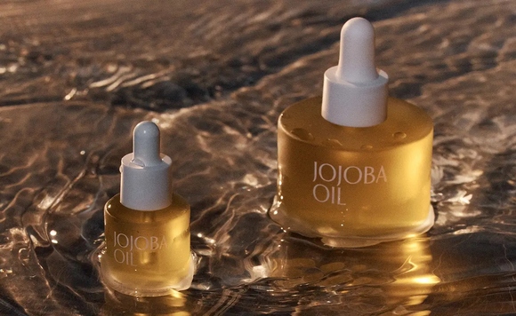 ◆ホホバオイル 50ml / ¥6,800 （税込）, ◆ホホバトナー  200ml / ¥4,200 （税込）, ◆ホホババリアプラスクリーム 50ml / ¥5,800 （税込）, ◆ホホバモチベーション® クリームマスク 90g / ¥4,800 （税込）, ◆ホホバリップバター   ジェントルオレンジ 01/ブライトコーラル 02/ローズプラム 03/ミュートバーガンディ 04 各7.5g / 各¥2,500 （税込）, ◆ホホババターバーム  7.5g / ¥2,200 （税込）, ◆マイリップバターキーリング ¥2,400 （税込）, ◆[limited] スターターエディション ¥3,900 （税込）