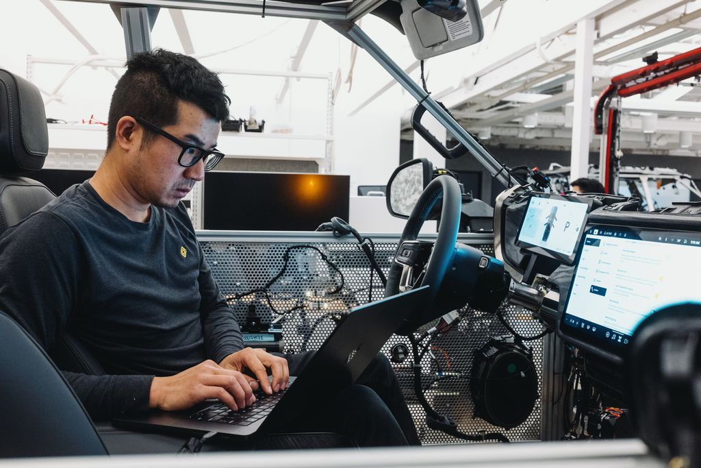 Seorang karyawan Rivian-VW duduk di dalam salah satu mobil laboratorium di kantor Palo Alto. 