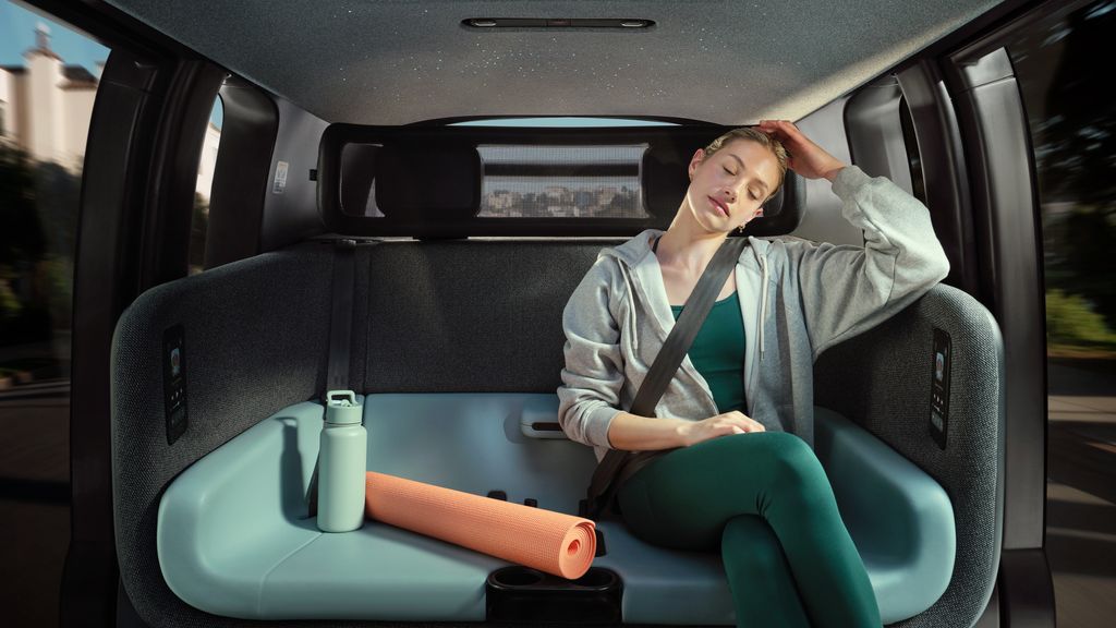 Seorang wanita duduk di dalam Zoox robotaxi