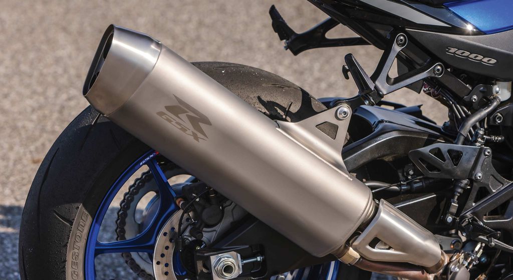 suz-2025-actiongallery-6-gsx-r1000-2560x1400