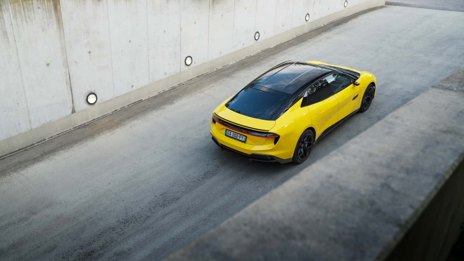 Lotus Emeya, Juara Kecepatan dan Pengisian Daya, On The Road, Penilaian Awal,                          Galeri: Lotus Emeya 2025 First Drive Review                    