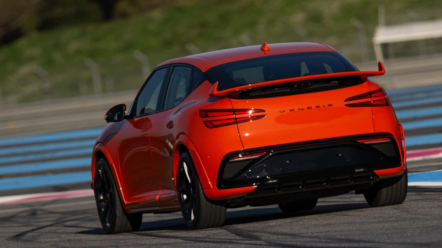 Genesis GV60 Magma (2026) di lintasan balap Paul Ricard