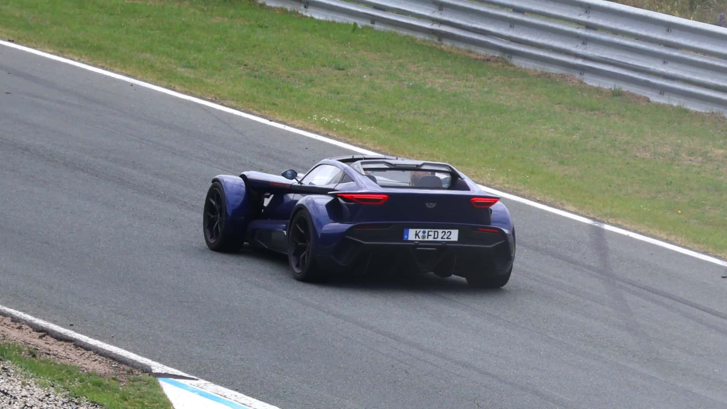 Donkervoort: Melihat di balik layar pembangunan F22,                          Galeri: Donkervoort: Melihat di balik layar pembangunan F22                    , Bukan Kesombongan, Dari Rangka Tubular Kisi hingga Sport Super Ringan, Superkart untuk jalan raya,                          Galeri: Donkervoort F22 (2025)                    , Siapa pun yang mengendarai Donkervoort adalah bagian dari keluarga