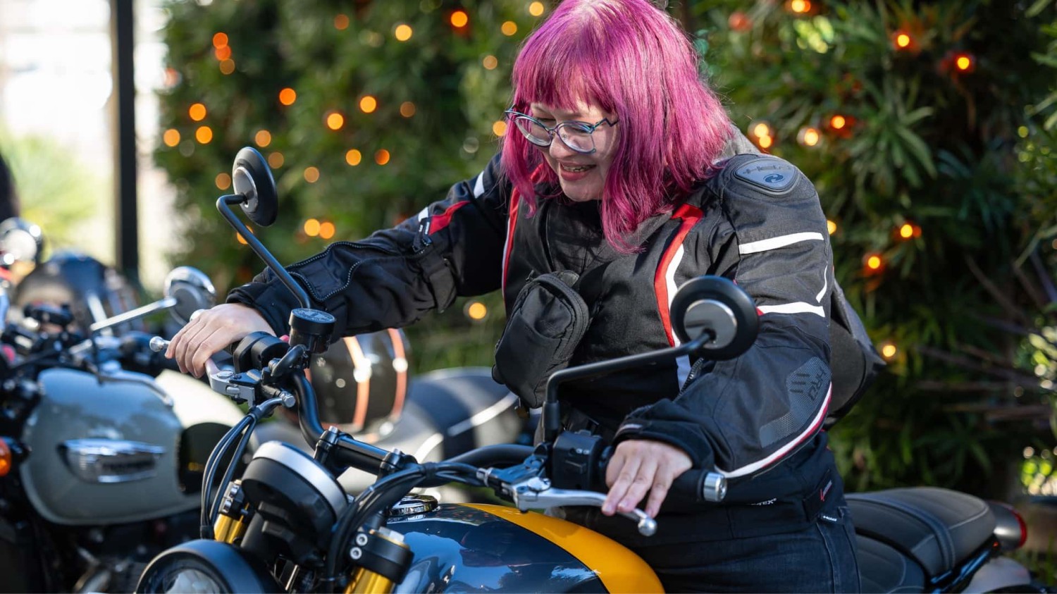 2026 Triumph Scrambler 900 - Ulasan Perjalanan Pertama, Secara Mengejutkan Lebih Mudah Diakses daripada Scrambler 400 X, Scrambler 900 2026 Mendapat Peningkatan Sasis, Suspensi, dan Rem, Bagaimana Rasanya Mengendarainya?, Sikap selama berhari-hari, dengan suspensi yang sesuai