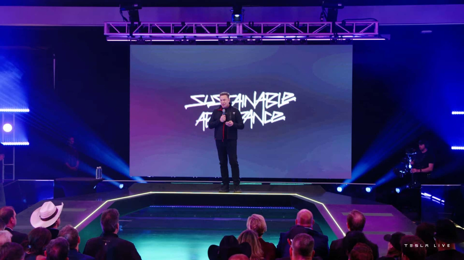 Elon Musk pada Pertemuan Tahunan Tesla 2025