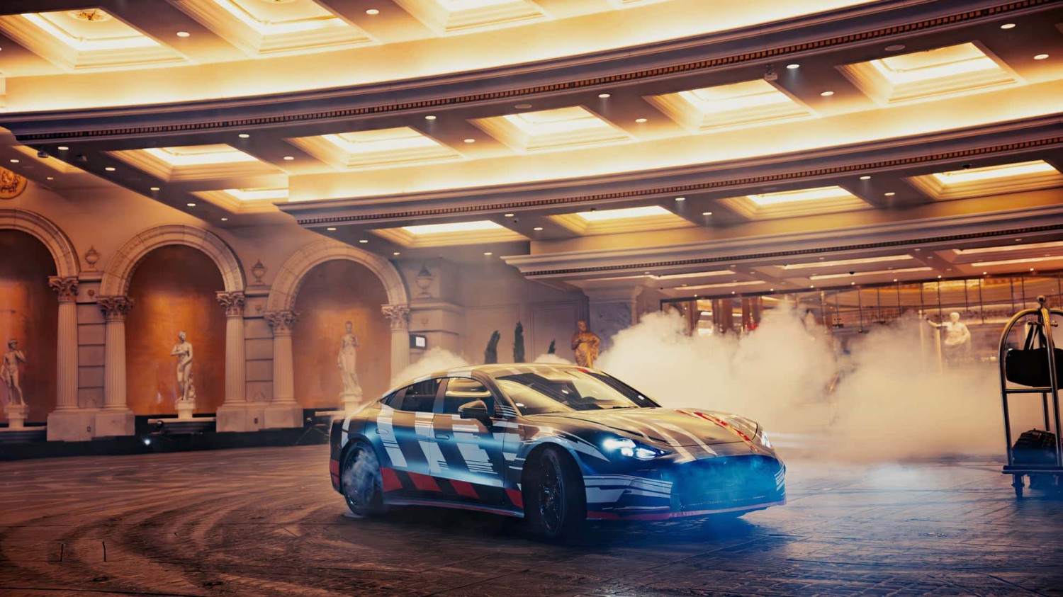Mercedes-AMG GT Coupé 4 didukung oleh Brad Pitt dan George Russell