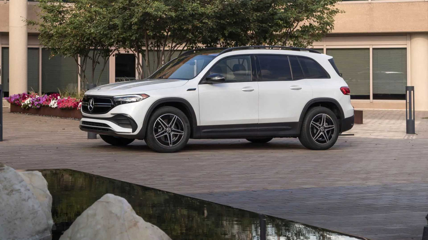 Mercedes-Benz EQB 2023: Uji Coba Pertama
