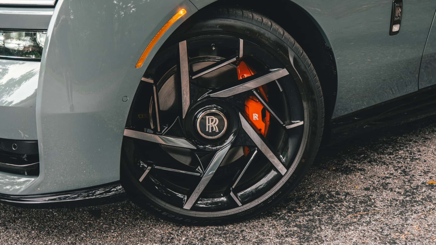 Ulasan Lencana Hitam Rolls-Royce Spectre