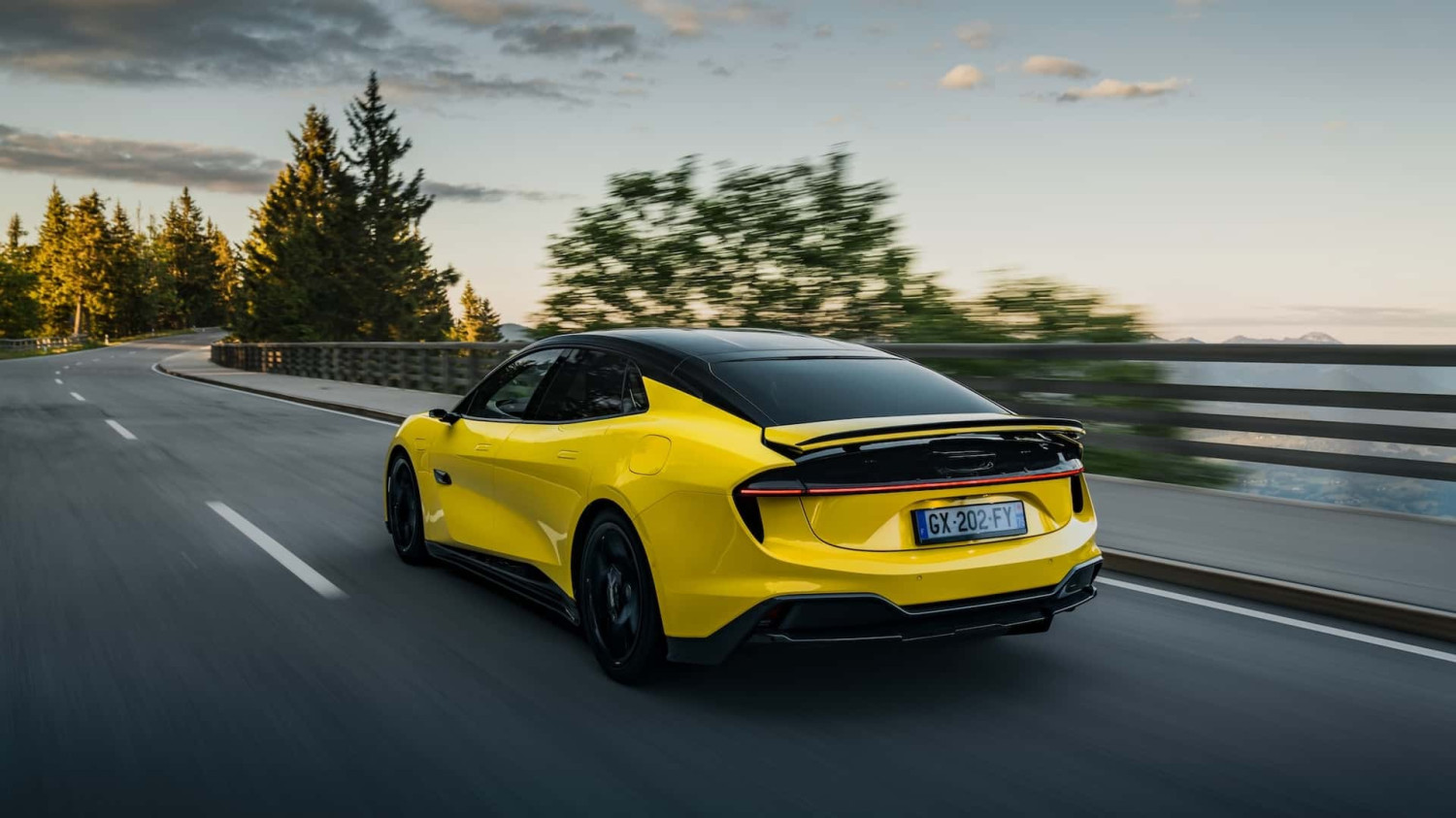 Lotus Emeya, Juara Kecepatan dan Pengisian Daya, On The Road, Penilaian Awal,                          Galeri: Lotus Emeya 2025 First Drive Review                    
