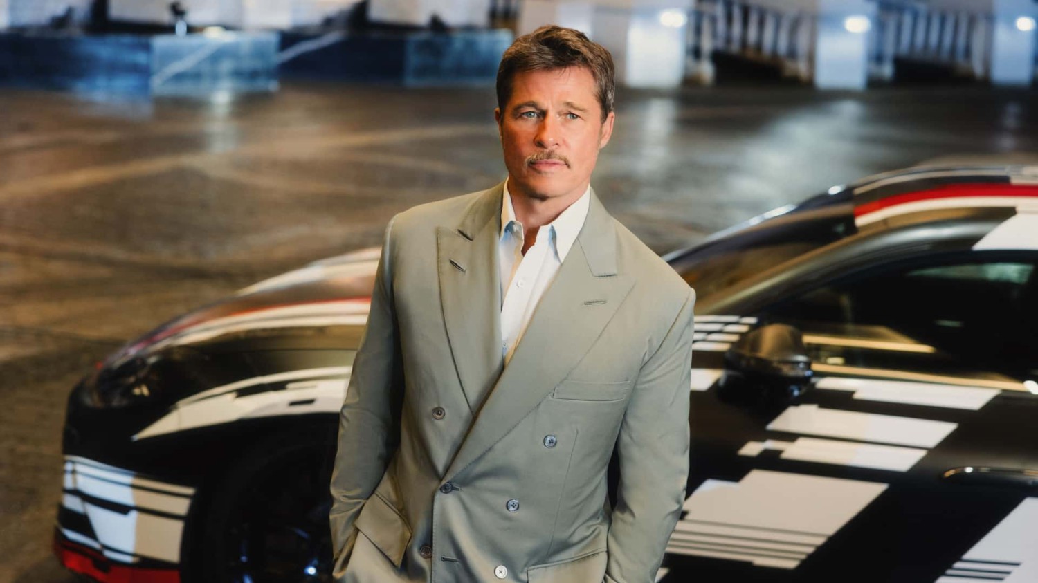 Mercedes-AMG GT Coupé 4 pintu dengan Brad Pitt dan George Russell