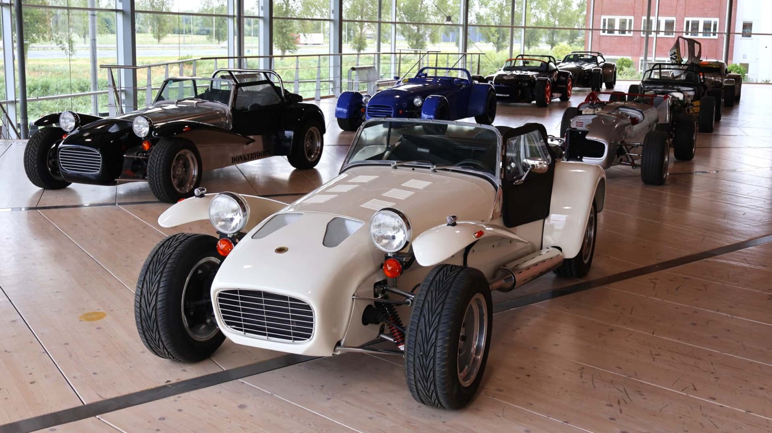 Donkervoort: Melihat di balik layar pembangunan F22,                          Galeri: Donkervoort: Melihat di balik layar pembangunan F22                    , Bukan Kesombongan, Dari Rangka Tubular Kisi hingga Sport Super Ringan, Superkart untuk jalan raya,                          Galeri: Donkervoort F22 (2025)                    , Siapa pun yang mengendarai Donkervoort adalah bagian dari keluarga