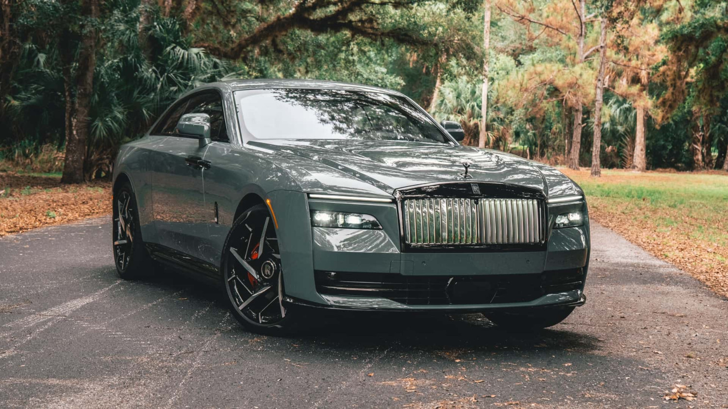 Ulasan Lencana Hitam Rolls-Royce Spectre