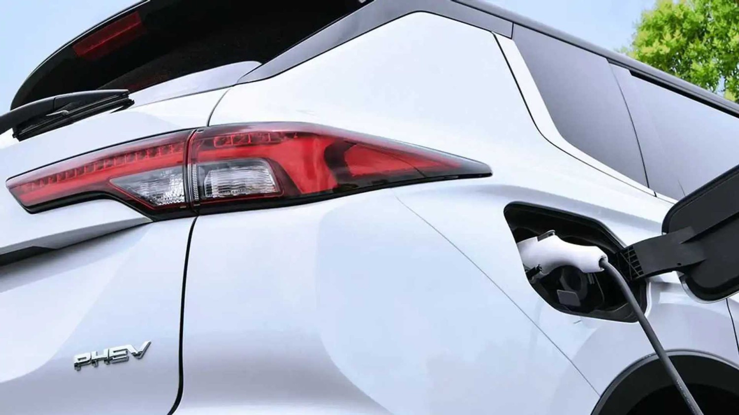 Model Mitsubishi Outlander PHEV serba baru, Apa Itu Mobil Hybrid?, Apa Itu Plug-In Hybrid (PHEV)?, Apa Itu Mild Hybrid (MHEV)?, Jenis Hybrid Mana yang Paling Cocok untuk Anda?