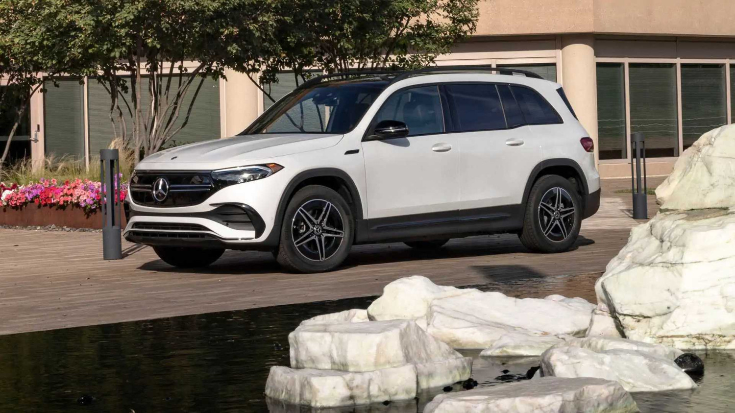 Mercedes-Benz EQB 2023: Uji Coba Pertama