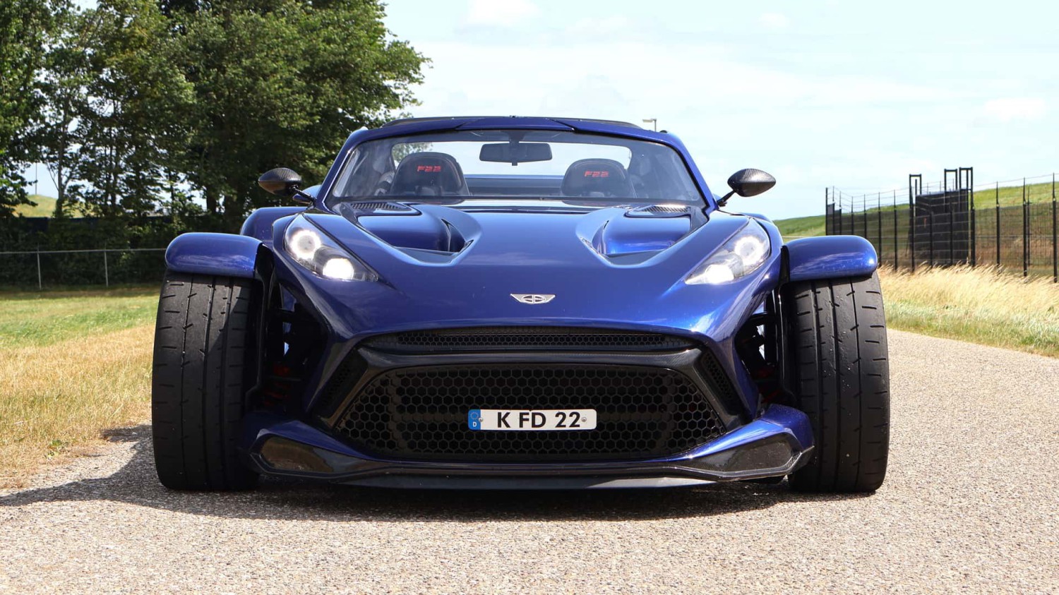 Donkervoort F22 (2025),                          Galeri: Donkervoort: Melihat di balik layar pembangunan F22                    , Bukan Kesombongan, Dari Rangka Tubular Kisi hingga Sport Super Ringan, Superkart untuk jalan raya,                          Galeri: Donkervoort F22 (2025)                    , Siapa pun yang mengendarai Donkervoort adalah bagian dari keluarga