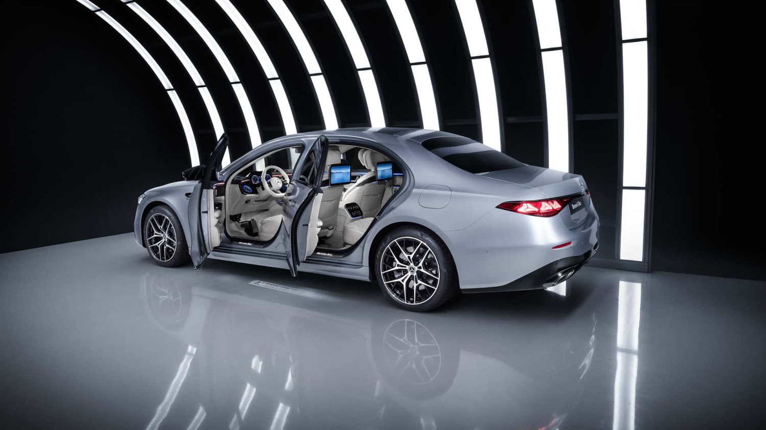 <p>Mercedes S-Class 2027</p>