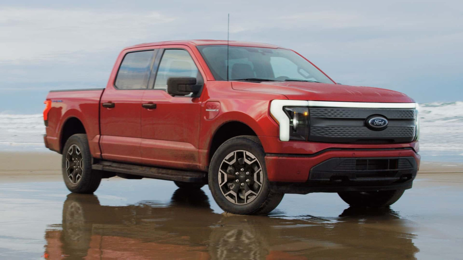 Ford Lightning XLT di pantai