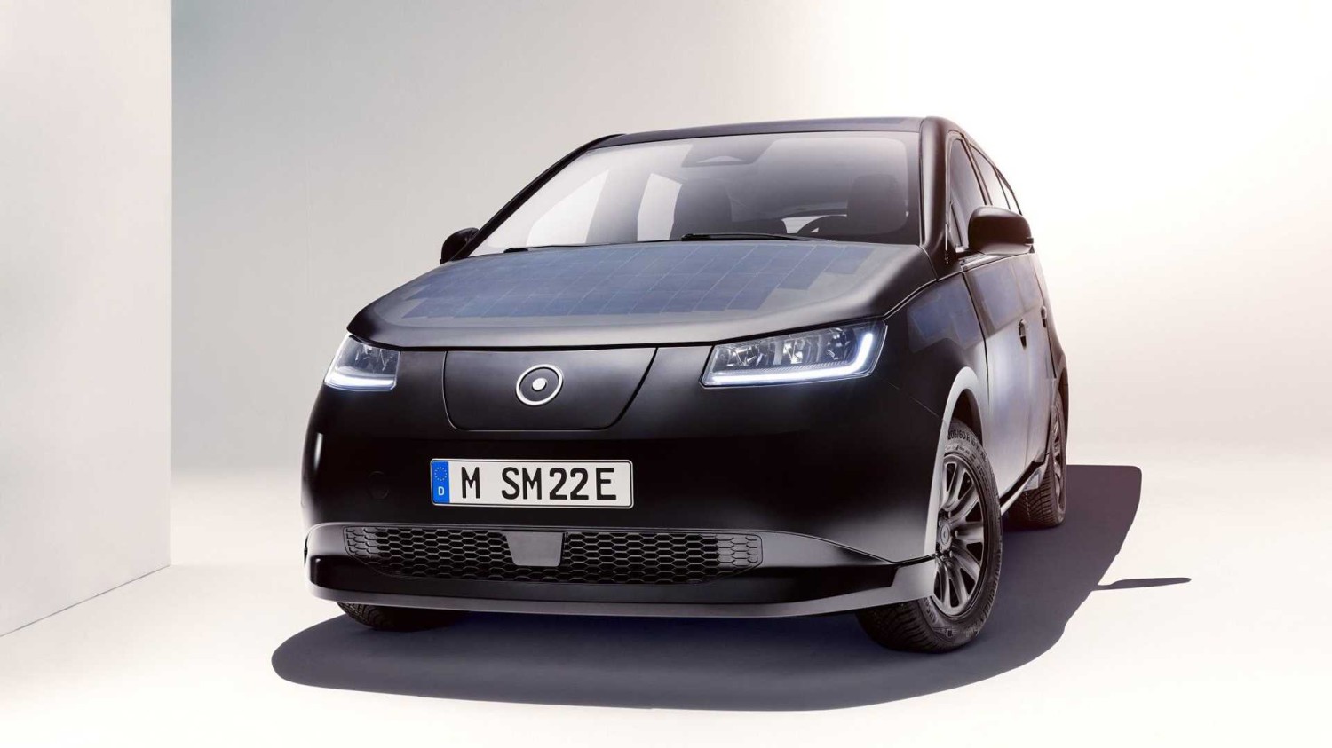 Tampilan depan eksterior Sono Motors Sion