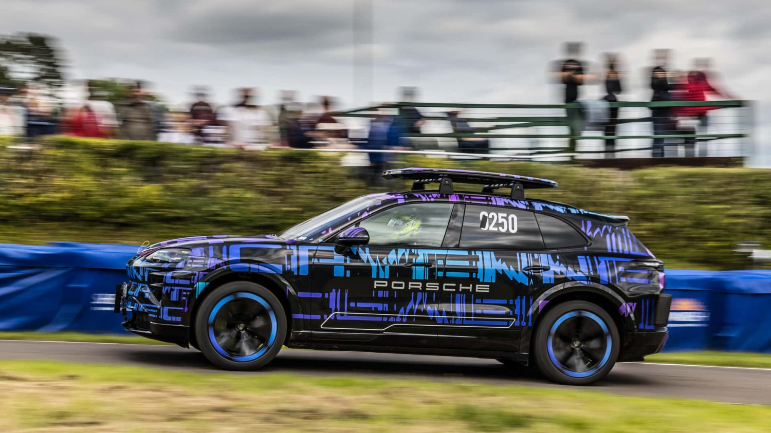 Porsche Cayenne Electric di balapan gunung Inggris