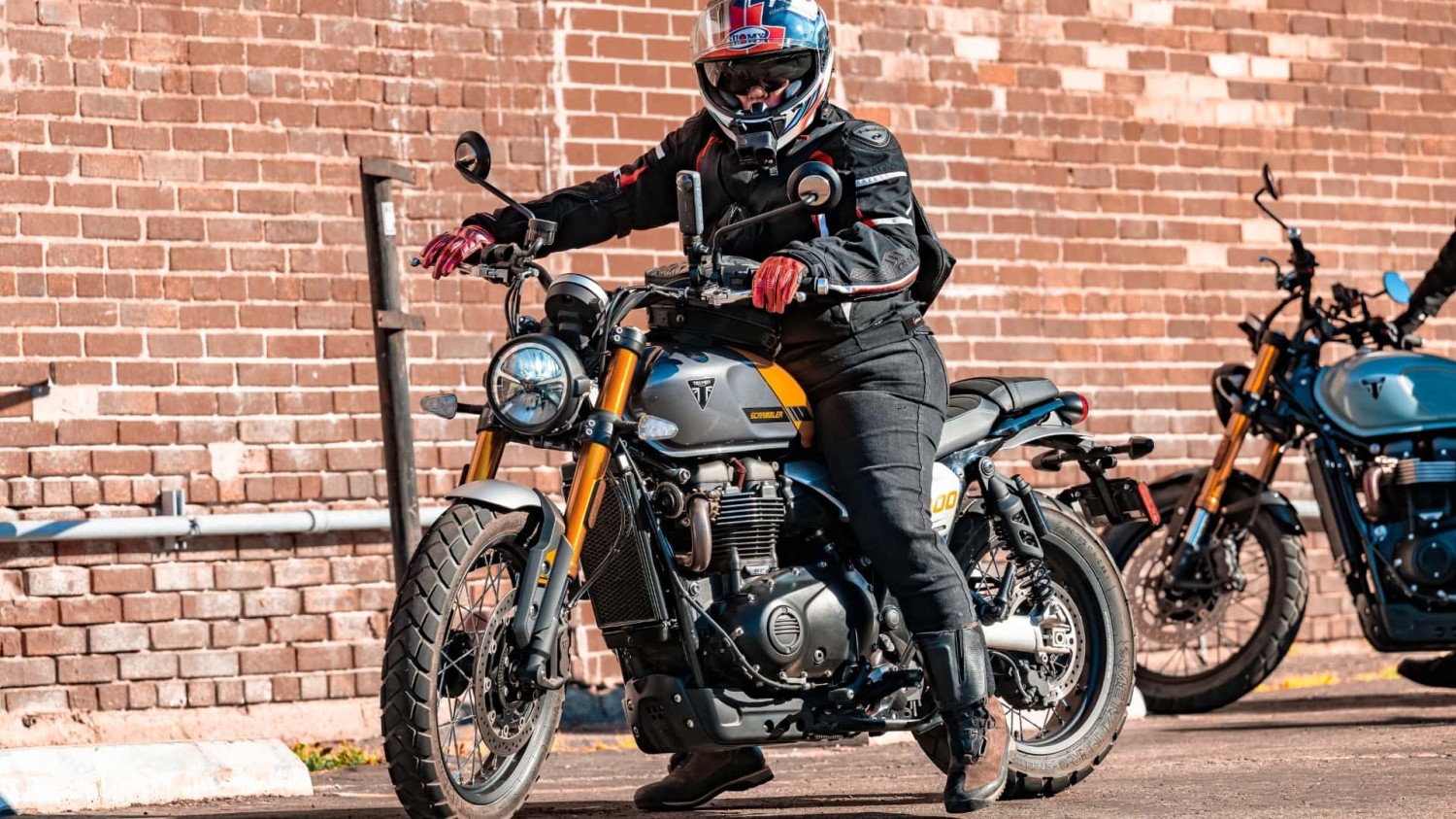 2026 Triumph Scrambler 900 - Ulasan Perjalanan Pertama, Secara Mengejutkan Lebih Mudah Diakses daripada Scrambler 400 X, Scrambler 900 2026 Mendapat Peningkatan Sasis, Suspensi, dan Rem, Bagaimana Rasanya Mengendarainya?, Sikap selama berhari-hari, dengan suspensi yang sesuai