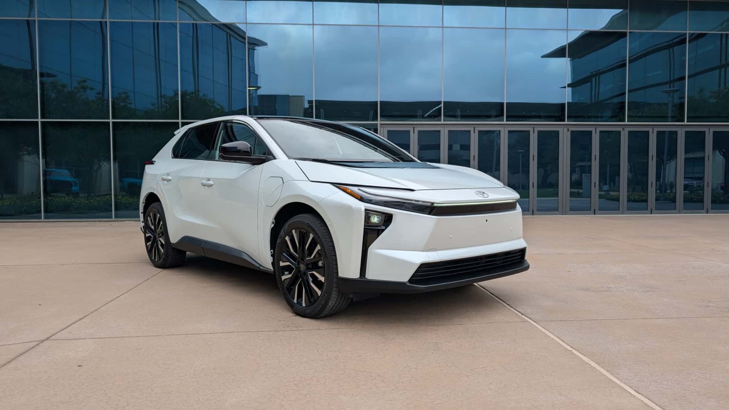 2026 Toyota bZ tampak depan tiga perempat 2