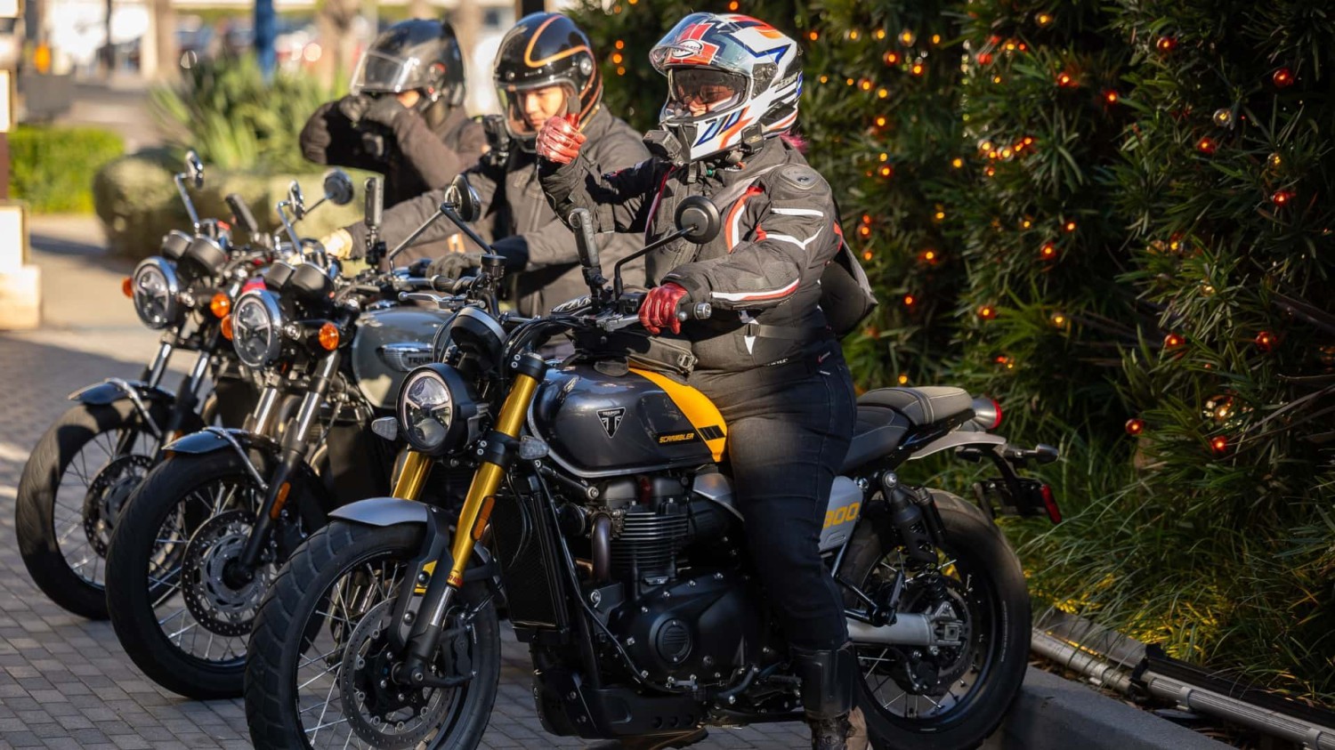 2026 Triumph Scrambler 900 - Ulasan Perjalanan Pertama, Secara Mengejutkan Lebih Mudah Diakses daripada Scrambler 400 X, Scrambler 900 2026 Mendapat Peningkatan Sasis, Suspensi, dan Rem, Bagaimana Rasanya Mengendarainya?, Sikap selama berhari-hari, dengan suspensi yang sesuai