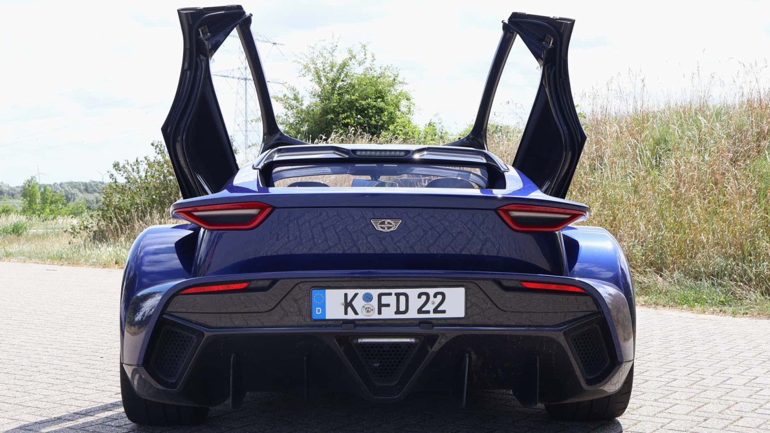 Donkervoort F22 (2025),                          Galeri: Donkervoort: Melihat di balik layar pembangunan F22                    , Bukan Kesombongan, Dari Rangka Tubular Kisi hingga Sport Super Ringan, Superkart untuk jalan raya,                          Galeri: Donkervoort F22 (2025)                    , Siapa pun yang mengendarai Donkervoort adalah bagian dari keluarga