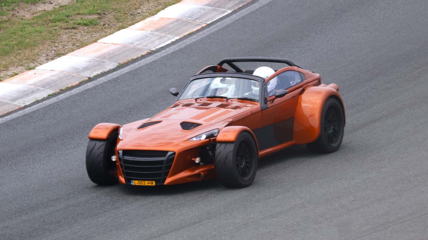 Donkervoort: Melihat di balik layar pembangunan F22,                          Galeri: Donkervoort: Melihat di balik layar pembangunan F22                    , Bukan Kesombongan, Dari Rangka Tubular Kisi hingga Sport Super Ringan, Superkart untuk jalan raya,                          Galeri: Donkervoort F22 (2025)                    , Siapa pun yang mengendarai Donkervoort adalah bagian dari keluarga
