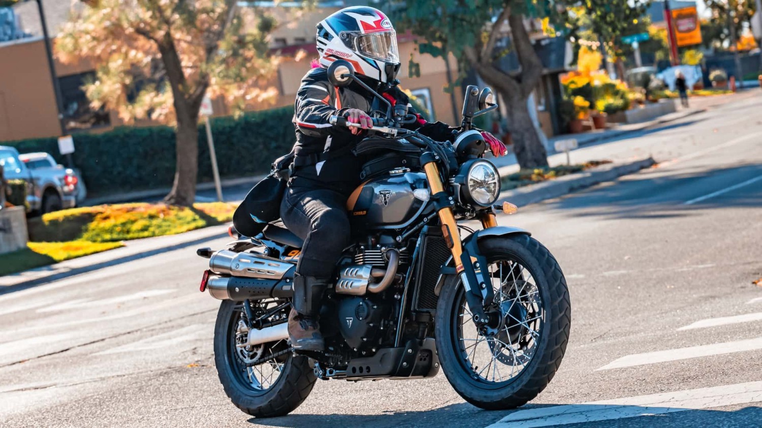 Secara Mengejutkan Lebih Mudah Diakses daripada Scrambler 400 X, Scrambler 900 2026 Mendapat Peningkatan Sasis, Suspensi, dan Rem, Bagaimana Rasanya Mengendarainya?, Sikap selama berhari-hari, dengan suspensi yang sesuai