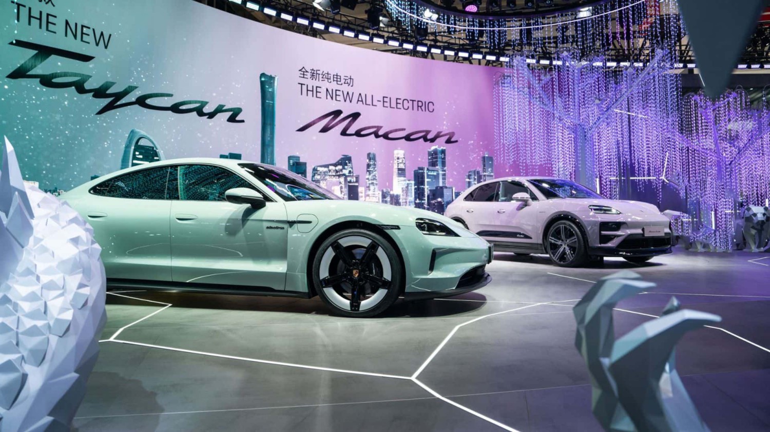 Porsche China, 25%: Dealer Acura Marah soal Peralihan ke EV, Mungkin Ada Benarnya, 50%: Masalah Porsche di Tiongkok Memburuk pada 2025, 75%: Saham Otomotif Turun di Tengah Isu “Greenland”, 100%: Bagaimana Pabrikan Menentukan Komposisi Powertrain yang Tepat pada 2026?