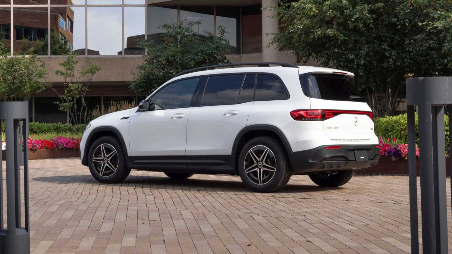 Mercedes-Benz EQB 2023: Uji Coba Pertama