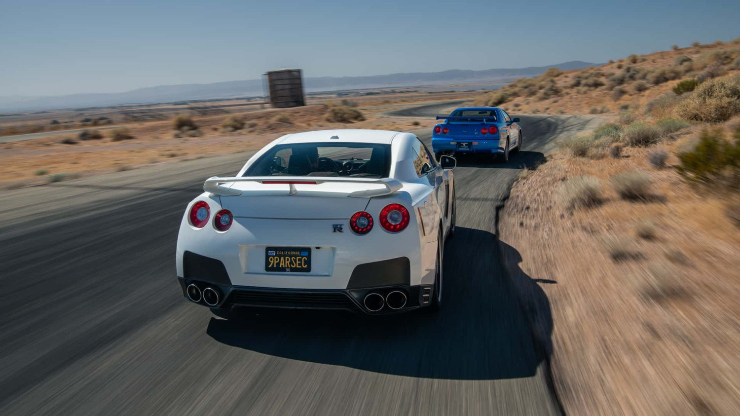 Mengemudikan Setiap Nissan GT-R: R32 hingga R35