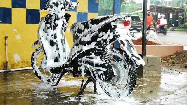 Ternyata Ini Efek Samping Kalau Terlalu Sering Cuci Motor Pakai Sabun Cuci Piring