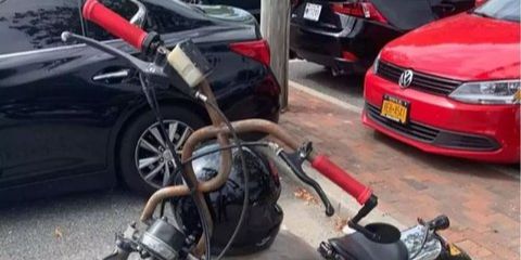8 Foto Stang Motor yang Dimodifikasi Unik, Justru Bikin Pengendara Repot., Kakek gaya, stang bulat, Bayangkan betapa ribetnya saat berkendara, Tampilannya jadi benar-benar aneh, Yamaha dengan stang Honda, memang unik, Apa gak pegel tuh?, Jok yang tak akan pernah digunakan, Desain lurus lebih praktis, Naik motor jadi susah banget